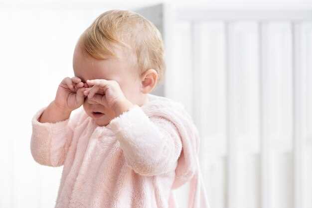 У ребенка опухло веко: причины и первая помощь